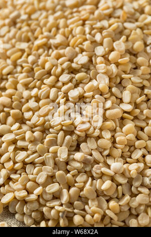 Trockene organische Urad Dal Split Matpe Bohnen Stockfoto