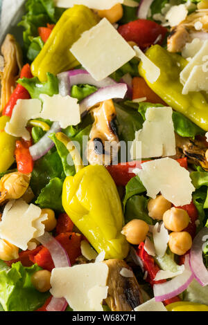 Hausgemachte mediterrane Pizzeria Salat mit Paprika und Artischocke Stockfoto