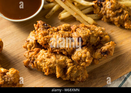 Hausgemachte Frittierte Idaho Finger Steaks mit Pommes Frites Stockfoto