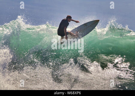 Surfer auf einem hohen Energie wave auf Maui an Breakwall in Lahaina. Stockfoto