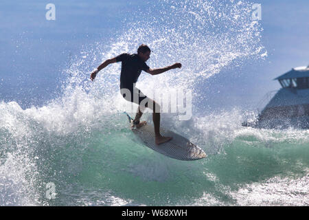 Surfer auf einem hohen Energie wave auf Maui an Breakwall in Lahaina. Stockfoto