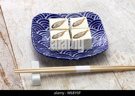 Sukugaras Tofu ist eine japanische Okinawan Delikatesse, ist der gesalzene junge rabbitfish setzen auf Okinawa Tofu. Stockfoto