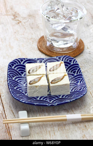 Sukugaras Tofu ist eine japanische Okinawan Delikatesse, ist der gesalzene junge rabbitfish setzen auf Okinawa Tofu. Stockfoto