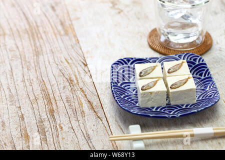 Sukugaras Tofu ist eine japanische Okinawan Delikatesse, ist der gesalzene junge rabbitfish setzen auf Okinawa Tofu. Stockfoto