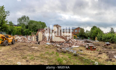 Abriss der Trades and Labour Club auf der Orla Straße, Redditch, Worcestershire. Stockfoto