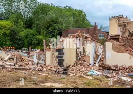 Abriss der Trades and Labour Club auf der Orla Straße, Redditch, Worcestershire. Stockfoto