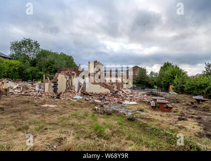 Abriss der Trades and Labour Club auf der Orla Straße, Redditch, Worcestershire. Stockfoto