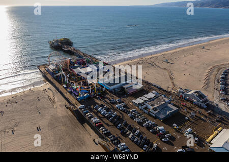 Santa Monica, Kalifornien, USA - 17. Dezember 2016: Nachmittag Luftaufnahme der berühmten Santa Monica Pier und Strand an der Küste von Los Angeles County. Stockfoto