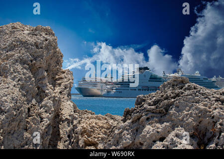 Zwei Kreuzfahrtschiffe zwischen Vordergrund Felsen mit schönen blauen Himmel Stockfoto