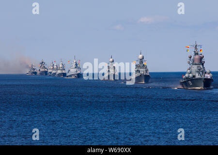 Eine Zeile vor der modernen russischen militärischen naval Kriegsschiffe Kriegsschiffe in der Zeile, nördliche Flotte und flotte in der Ostsee, Sommer sonnigen Tag Stockfoto