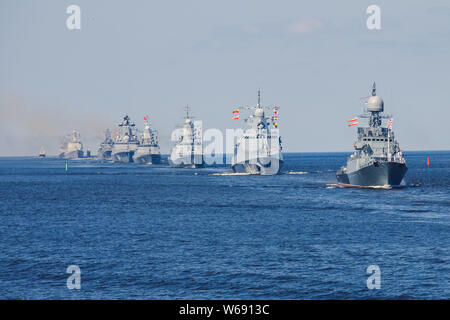 Eine Zeile vor der modernen russischen militärischen naval Kriegsschiffe Kriegsschiffe in der Zeile, nördliche Flotte und flotte in der Ostsee, Sommer sonnigen Tag Stockfoto