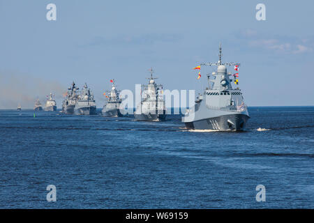 Eine Zeile vor der modernen russischen militärischen naval Kriegsschiffe Kriegsschiffe in der Zeile, nördliche Flotte und flotte in der Ostsee, Sommer sonnigen Tag Stockfoto