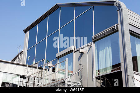 Umea, Schweden - 25 April 2019: Die Fassade der Hochschule für Gestaltung in Umea Stockfoto
