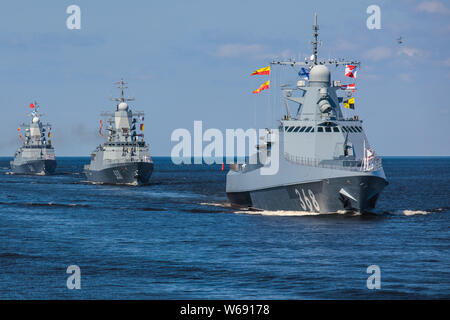 Eine Zeile vor der modernen russischen militärischen naval Kriegsschiffe Kriegsschiffe in der Zeile, nördliche Flotte und flotte in der Ostsee, Sommer sonnigen Tag Stockfoto