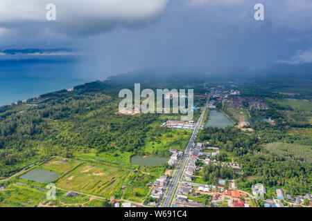 Antenne drone Ansicht eines nahenden Regen und Gewitter über einem Küstengebiet Stockfoto