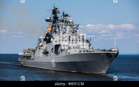 Eine Zeile vor der modernen russischen militärischen naval Kriegsschiffe Kriegsschiffe in der Zeile, nördliche Flotte und flotte in der Ostsee, Sommer sonnigen Tag Stockfoto