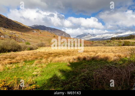 Sie suchen den Ogwen Valley auf die schneebedeckten Carneddau und Glyderau reicht, Snowdonia National Park Stockfoto