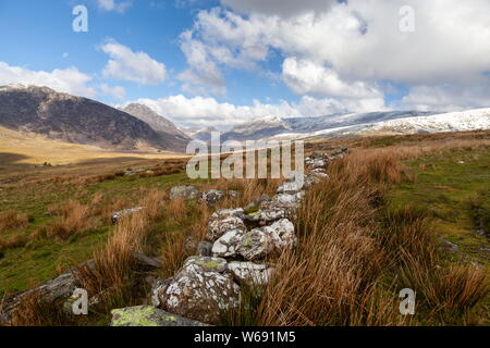 Sie suchen den Ogwen Valley auf die schneebedeckten Carneddau und Glyderau reicht, Snowdonia National Park Stockfoto