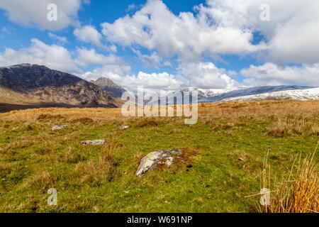 Sie suchen den Ogwen Valley auf die schneebedeckten Carneddau und Glyderau reicht, Snowdonia National Park Stockfoto