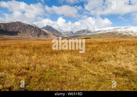 Sie suchen den Ogwen Valley auf die schneebedeckten Carneddau und Glyderau reicht, Snowdonia National Park Stockfoto