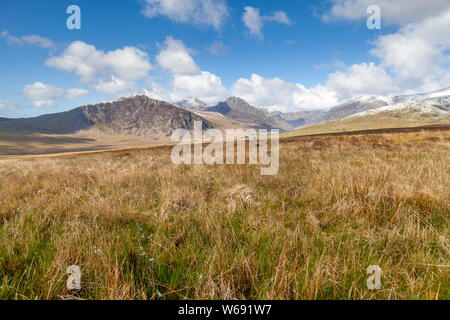 Sie suchen den Ogwen Valley auf die schneebedeckten Carneddau und Glyderau reicht, Snowdonia National Park Stockfoto