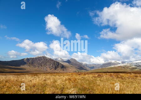 Sie suchen den Ogwen Valley auf die schneebedeckten Carneddau und Glyderau reicht, Snowdonia National Park Stockfoto