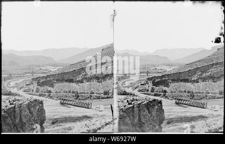 Westlich vom Gipfel der Ridge, durch den Tunnel Nummer 4 geschnitten ist, Round Valley an der Wasatch Berge in der Ferne. Weber County, Utah. Stockfoto