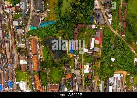 Antenne top down Sicht der städtischen Gebäude und Straßen in Thailand Stockfoto