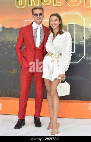 Oliver Proudlock und Emma Louise Connolly nehmen an der UK Premiere von "Es War Einmal ... In Hollywood" im Odeon Luxe Leicester Square in Leicester Square, London, England. Stockfoto