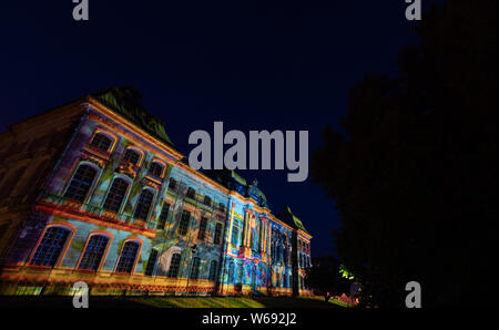 Dresden, Deutschland. Juli 31, 2019. Eine Projektion kann auf der Fassade der japanischen Palast während ein Licht Test am Abend gesehen werden. Anlässlich der neuen Light Show Serie Palais. Kino im Palais Sommer, es wird eine eigens erstellte Projektion auf der Fassade des Japanischen Palais, die die Leinwand auf der Bühne wird eine zusätzliche Kader geben. Das Open Air Kino beginnt am 01.08.2019. Credit: Robert Michael/dpa-Zentralbild/ZB/dpa/Alamy leben Nachrichten Stockfoto