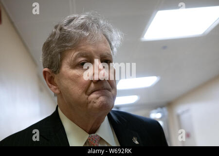 Washington, District of Columbia, USA. Juli 31, 2019. United States Senator John Kennedy (Republikaner von Louisiana) spricht mit einem Reporter auf dem Weg zum Senat, auf dem Capitol Hill in Washington, DC, USA am 31. Juli 2019. Credit: Stefani Reynolds/CNP/ZUMA Draht/Alamy leben Nachrichten Stockfoto