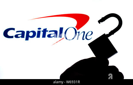 Capital One Bank Logo auf den Hintergrund und die Silhouette des geöffneten Schloss vor. Konzeptionelle Foto für Nachrichten über die Verletzung der Datensicherheit. Stockfoto