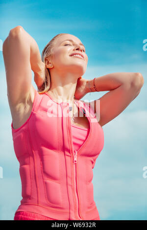 Gerne kaukasische Frau mit nasse Blonde lange Haare Stockfoto