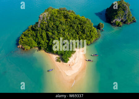 Antenne drone Ansicht einer exotischen, kleine tropische Insel mit Sandstrand und Dschungel Stockfoto