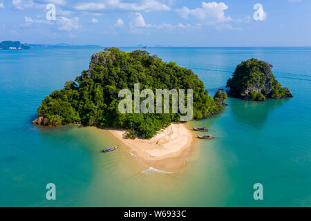 Antenne drone Ansicht einer exotischen, kleine tropische Insel mit Sandstrand und Dschungel Stockfoto