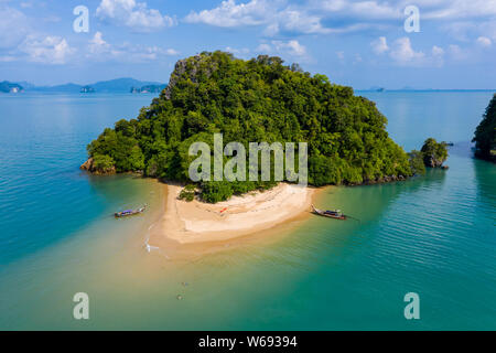 Antenne drone Blick auf einen wunderschönen tropischen Sandstrand und Insel in der Nähe von Koh Yao Noi, Thailand Stockfoto