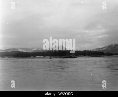 Wrangell verengt, Alaska. Ansicht jet barge am grünen Felsen aus dem springenden Deck der Melodie um 5:00 Uhr, 15 Jan. 1948. Stockfoto