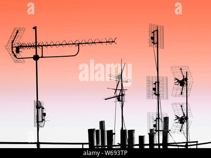 TV-Antennen und Rohre auf dem Dach Stockfoto