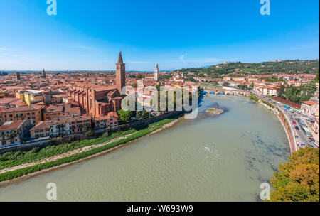 Panoramablick auf die Skyline Luftbild im historischen Zentrum von Verona, die Brücke und die Etsch. Berühmte Reiseziel in Italien. Altstadt, wo Romeo ein gelebt Stockfoto