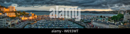 De - Devon: weiten Panoramablick von Torquay geschäftigen Hafen mit Tor Bay im Hintergrund (HDR-Bild) Stockfoto