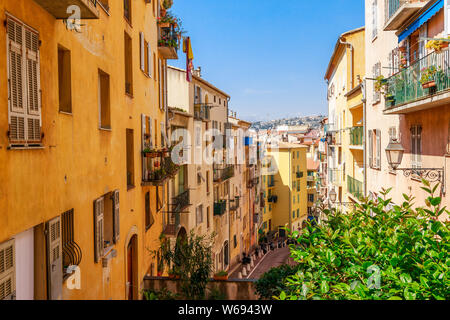 Blick auf die Straße von Nizza, Côte d'Azur, Frankreich, Südeuropa. Schöne Stadt und luxuriöse Resort der Französischen Riviera. Beliebte Ausflugsziel mit schöner Strand Stockfoto