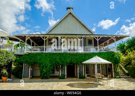 Kingston Hill, Jamaika, Dez 2018, Strawberry Hill Hotel im karibischen Stil Gebäude in den Blue Mountains Stockfoto