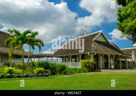 Kingston Hill, Jamaika, Dez 2018, Strawberry Hill Hotel im karibischen Stil Gebäude in den Blue Mountains Stockfoto