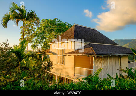 Die Blue Mountains, Jamaika, Dez 2018, Strawberry Hill Hotel Haus bei Sonnenuntergang Stockfoto