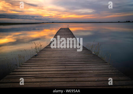 Die Wolken spiegeln sich in den Gewässern des Lon Hagler Reservoir in Larimer County Colorado als Angeln Dock die Fischer erwartet Stockfoto