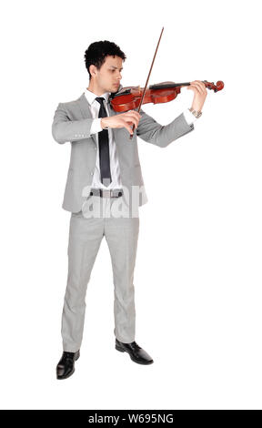 Ein junger stattlicher Mann in einem grauen Anzug Violine zu spielen, konzentriert, bei weißem Hintergrund Stockfoto