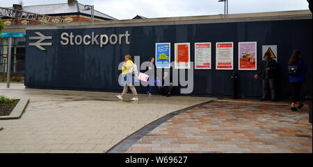 Das Äußere des Bahnhof in Manchester, Greater Manchester, UK, mit Menschen, die darauf warteten, außerhalb Stockfoto