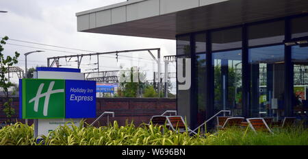 Das Äußere des Holiday Inn Express Hotel neben dem Bahnhof in Manchester, Greater Manchester, UK Stockfoto