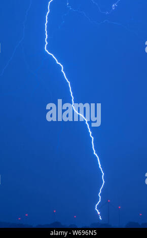 Pokrent, Deutschland. Juli 31, 2019. Ein Blitz kann über eine Windenergieanlage bei einem starken Gewitter gesehen werden. Der Deutsche Wetterdienst hatte Mecklenburg-vorpommern starke lokale Gewitter gewarnt, manchmal mit Starkregen um 20 Liter pro Quadratmeter und Stunde. Credit: Jens Büttner/dpa-Zentralbild/dpa/Alamy leben Nachrichten Stockfoto