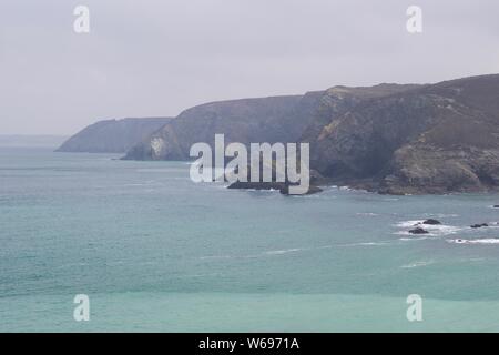 Trevellas Cove, Marine von schroffen Klippen und türkisfarbenem Wasser, die hl. Agnes, North Cornwall, Großbritannien Stockfoto